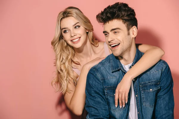 Sorrindo Namorada Namorado Bonito Camisa Jeans Abraçando Olhando Para Longe — Fotografia de Stock