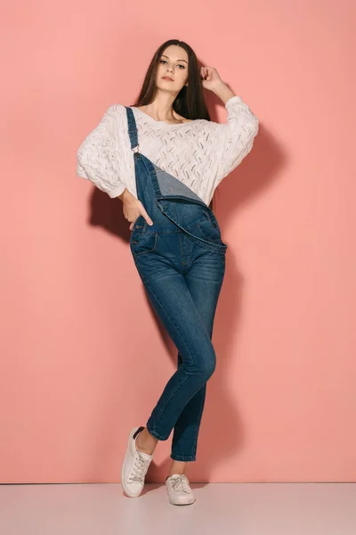 Brunette Mooie Vrouw Denim Overall Met Hand Hip Kijken Naar — Stockfoto