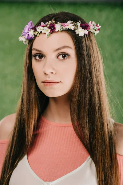 Beautiful Brunette Woman Wreath Looking Camera — Stock Photo, Image