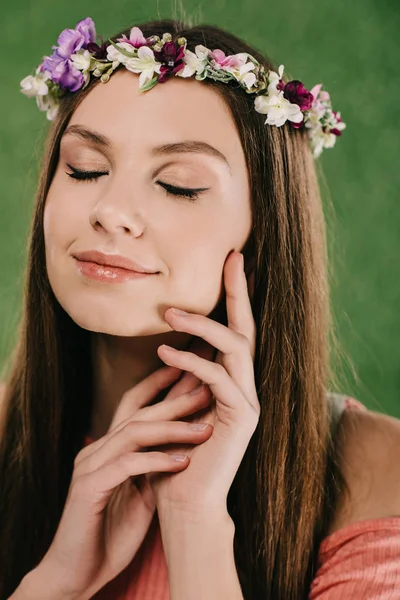 Mulher Bonita Morena Com Olhos Fechados Grinalda — Fotografia de Stock