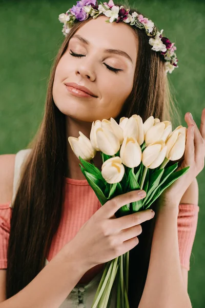 Красива Брюнетка Жінка Закритими Очима Вінку Тримає Тюльпани — стокове фото