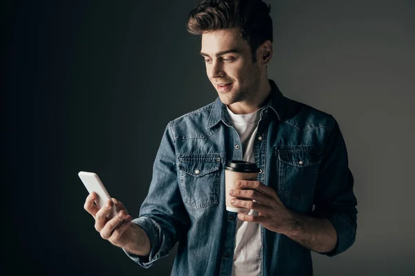 Pohledný Muž Džínové Košili Stiskem Pohárek Smartphone — Stock fotografie