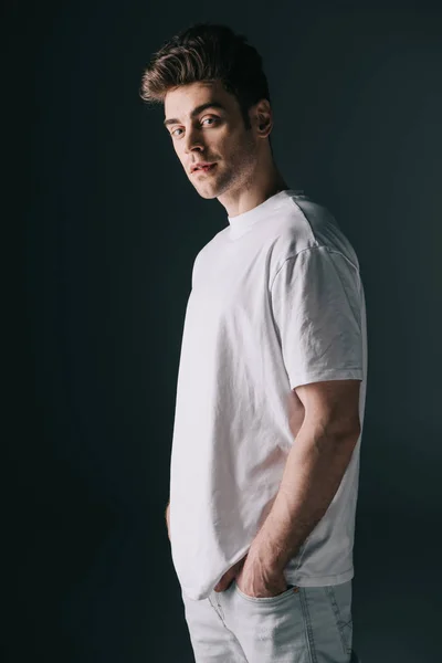 Homem Bonito Shirt Branca Jeans Com Mãos Nos Bolsos Olhando — Fotografia de Stock