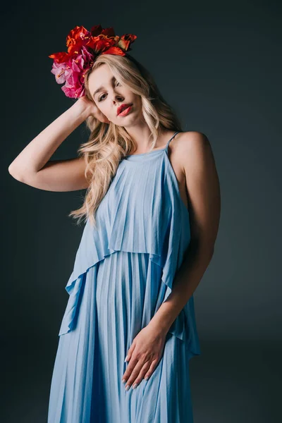 エレガントなドレスとカメラ目線の花輪の美しい 金髪の女性 — ストック写真