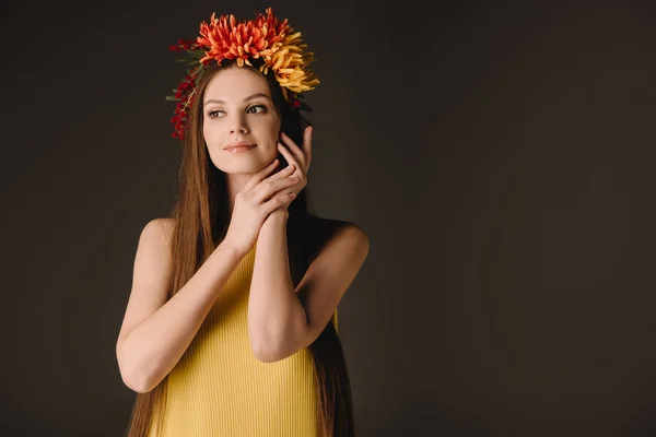 Krásná Brunetka Žena Věnec Při Pohledu Izolovaných Černé — Stock fotografie