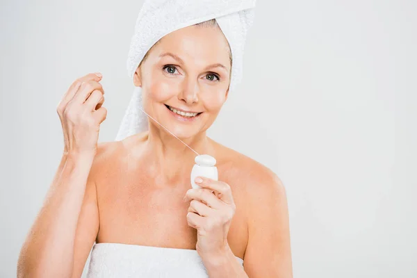 Atractiva Sonriente Mujer Madura Toalla Sosteniendo Hilo Dental Mirando Cámara — Foto de Stock