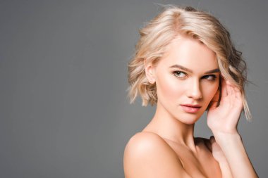 güzel çıplak genç kadın kopya alanı ile gri izole poz