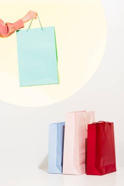 sarı daire ile beyaz kız ve renkli alışveriş torbaları kırpılmış görünümü