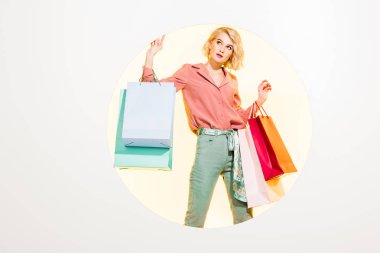 sarı daire ile beyaz üzerinde alışveriş torbaları ile poz güzel şık kız