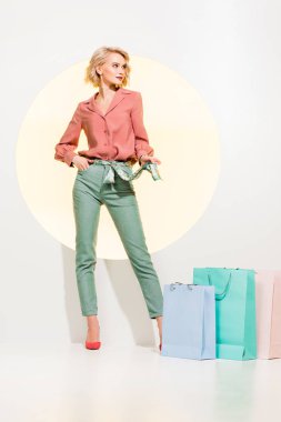 sarı daire ile beyaz üzerinde alışveriş torbaları yakın poz güzel moda kız