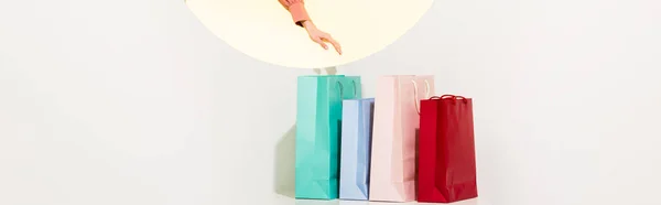 Plano Panorámico Chica Coloridas Bolsas Compras Blanco Con Círculo Amarillo —  Fotos de Stock