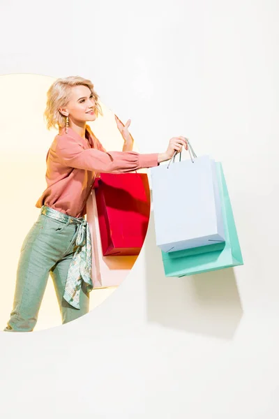 Hermosa Chica Elegante Sonriendo Posando Con Bolsas Compras Blanco Con — Foto de Stock