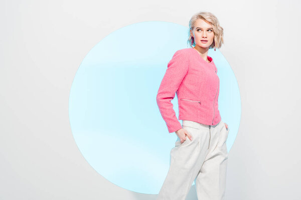 красивая стильная девушка позирует на белом с голубым кругом и копировать пространство
