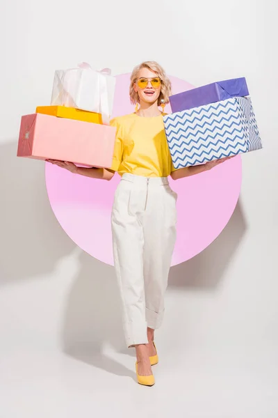 Hermosa Chica Elegante Sosteniendo Cajas Regalo Sonriendo Blanco Con Círculo — Foto de Stock