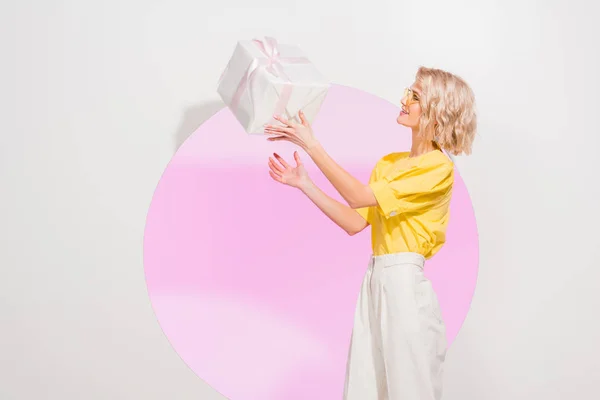 Bela Elegante Menina Jogando Caixa Presente Branco Com Círculo Rosa — Fotografia de Stock