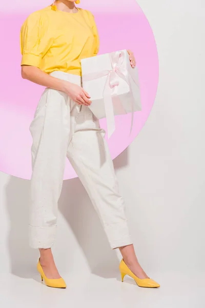 Vista Recortada Elegante Menina Segurando Caixa Presente Branco Com Círculo — Fotografia de Stock