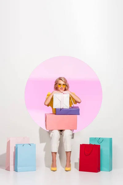 Hermosa Chica Elegante Posando Con Coloridas Cajas Regalo Bolsas Compras —  Fotos de Stock