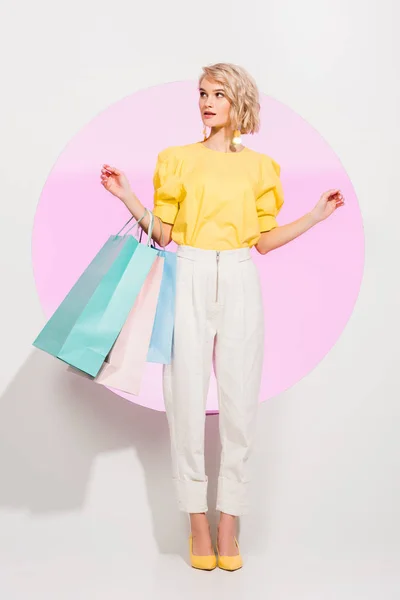 Bela Menina Elegante Segurando Sacos Compras Coloridos Posando Branco Com — Fotografia de Stock