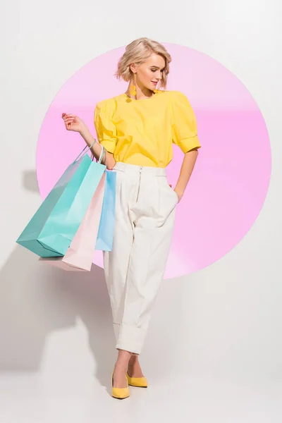 Bela Menina Elegante Segurando Sacos Compras Coloridos Posando Branco Com — Fotografia de Stock