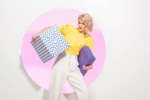 Hermosa Chica Elegante Sosteniendo Cajas Regalo Blanco Con Círculo Rosa — Foto de Stock