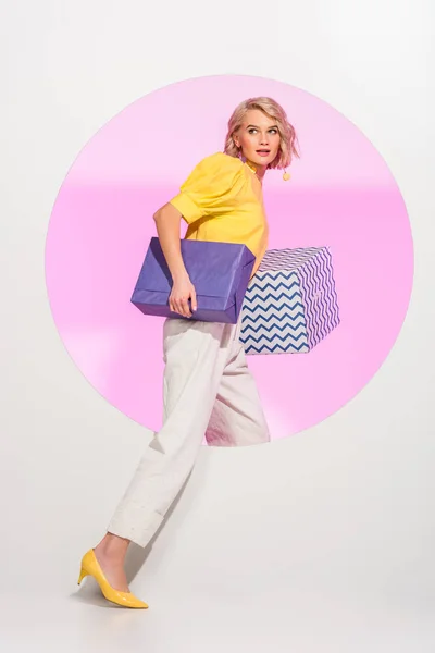 Mooie Modieuze Meisje Holding Geschenkdozen Poseren Wit Met Roze Cirkel — Stockfoto