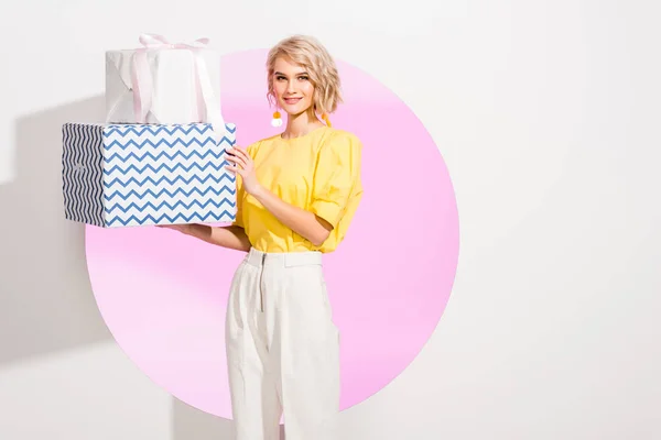 Bela Menina Moda Segurando Caixas Presente Sorrindo Branco Com Círculo — Fotografia de Stock