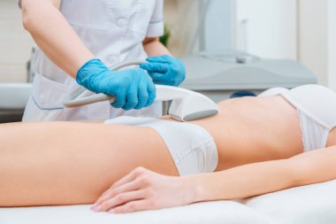 Kırpılan görünümünü güzellik uzmanı rulo göbek starvac masaj yapıyor