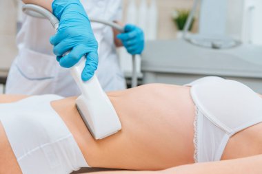 Güzellik uzmanı starvac masaj yapıyor rulo kırpılmış görünümünü