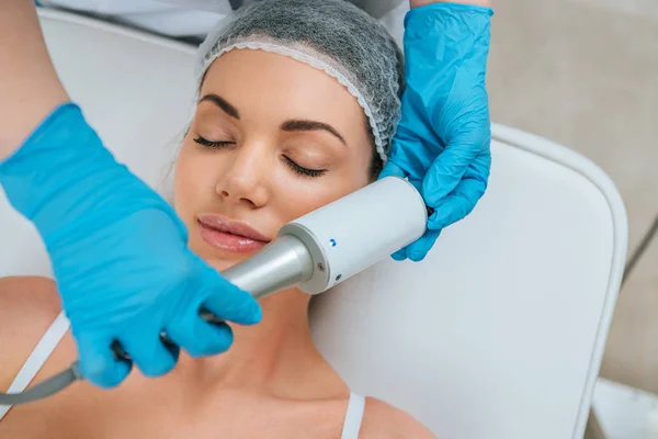 Partial View Cosmetologist Doing Therapy Face — Fotografia de Stock