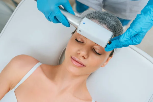 Partial View Cosmetologist Doing Therapy Face — Fotografia de Stock