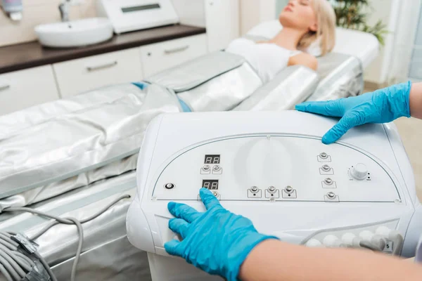 Vista Cortada Cosmetologist Que Configura Máquina Para Pressoterapia — Fotografia de Stock