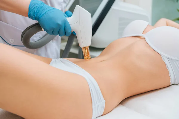 Vista Cortada Cosmetologista Luvas Borracha Fazendo Tratamento Laser — Fotografia de Stock