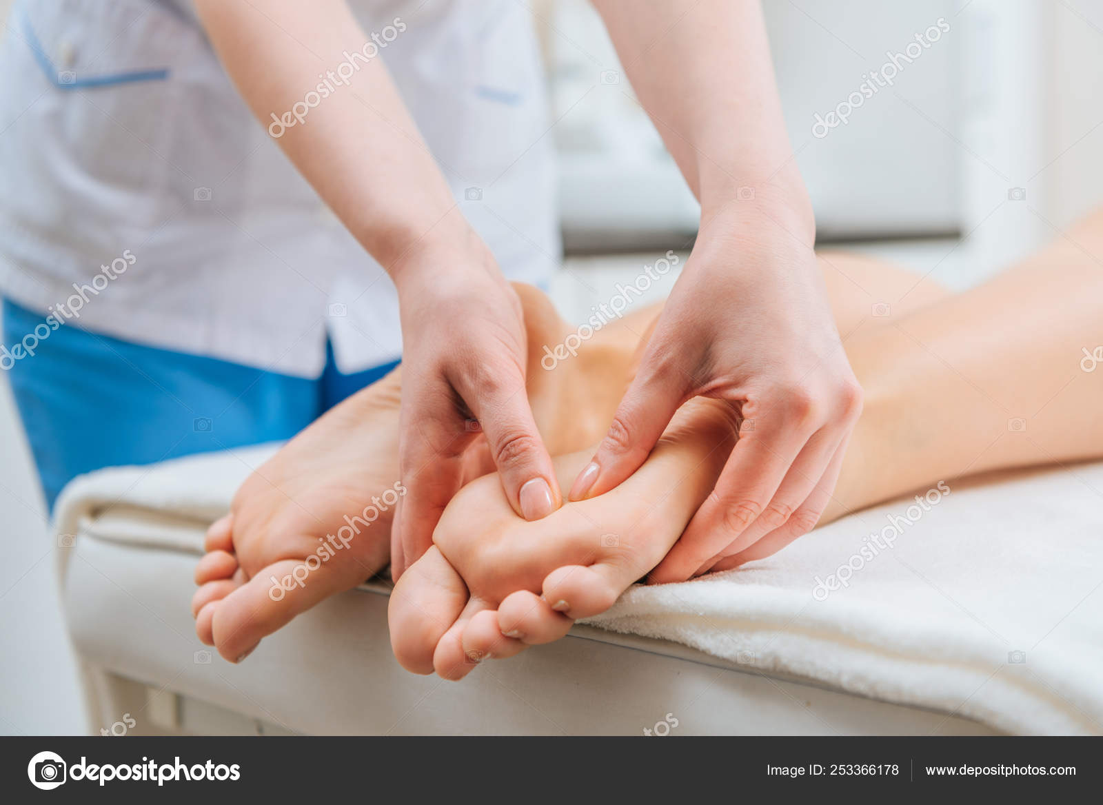 Массаж ног педикюр. Массаж ног расслабляющий. Делает массаж ног. Заставлял делать массаж ног. Массаж стоп женщине.
