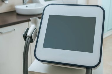 Klinik kontrol panelinde modern lazer aparatı