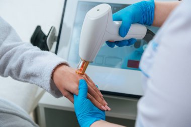 Güzellik uzmanı lazer saç çıkarma yordamı el yapmak görünümünü kırpılmış