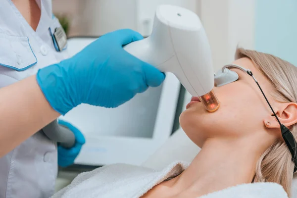 Chica Rubia Gafas Protectoras Recibiendo Tratamiento Con Láser Clínica — Foto de Stock