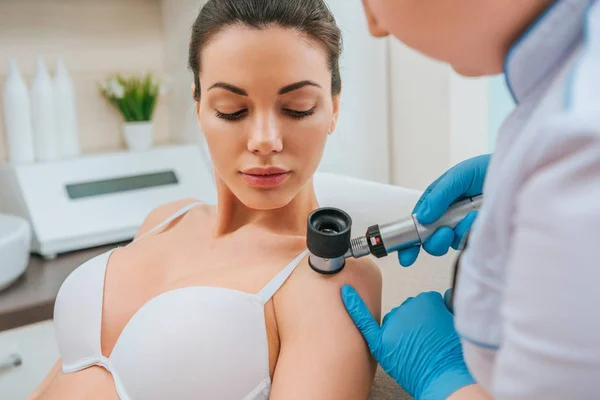 Vista Cortada Médico Usando Lupa Durante Procedimento Remoção Toupeira — Fotografia de Stock