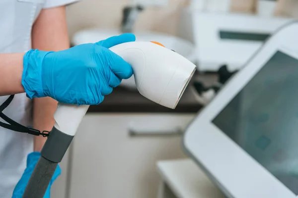 Przycięte Widzenia Kosmetyczki Rękawice Gumowe Trzymając Urządzenie Laserowe Klinice — Zdjęcie stockowe