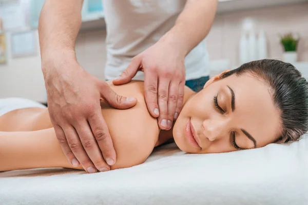 Vista Parcial Massagista Fazendo Massagem Nas Costas Para Menina Relaxada — Fotografia de Stock