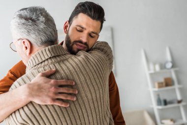 yakışıklı adam yaşlı baba evde sarılma sakallı 