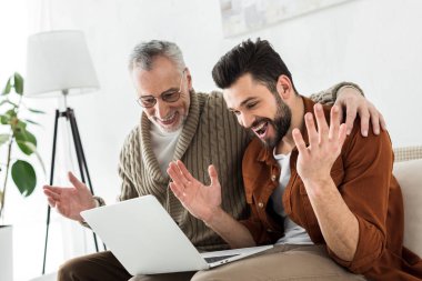 heyecanlı sakallı adam ise üst düzey babası ile oturan ve laptop arıyorum el hareketi 