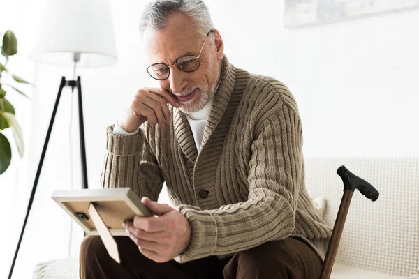 Cheerful Retired Man Holding Photo Frame While Sitting Sofa Walking — Stock Photo, Image