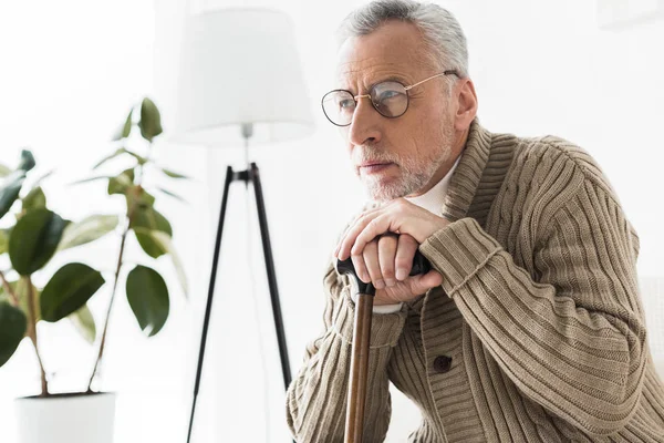 Pensativo Hombre Retirado Gafas Sosteniendo Bastón —  Fotos de Stock