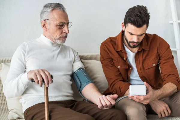 Bearded Man Measuring Blood Pressure Senior Father Glasses — Stock Photo, Image