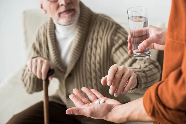 Fuoco Selettivo Pillole Vetro Acqua Mani Figlio Vicino Papà Più — Foto Stock