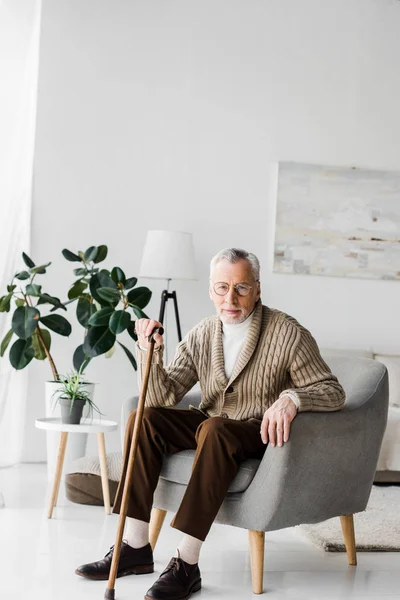 Pensionato Seduto Poltrona Con Bastone Passeggio Guardando Fotocamera — Foto Stock