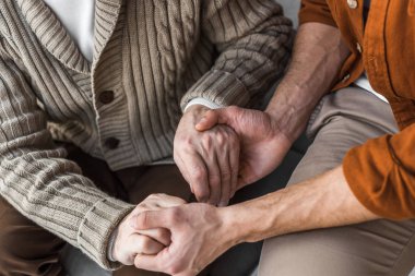 üst düzey baba ve oğul el ele tutuşarak kırpılmış görünümünü 