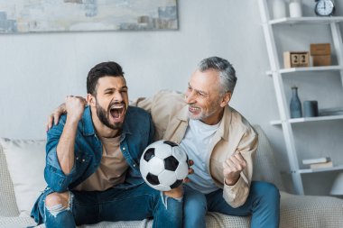 Komuta sizde mutlu oğul Şampiyonası izliyor ve futbol tutarak tezahürat bakarak 