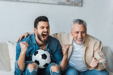 Şampiyonası izliyor ve yakışıklı oğlum futbol tutarak tezahürat mutlu komuta sizde 