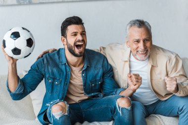 Şampiyonası izliyor ve yakışıklı oğlum futbol tutarak tezahürat komuta sizde 
